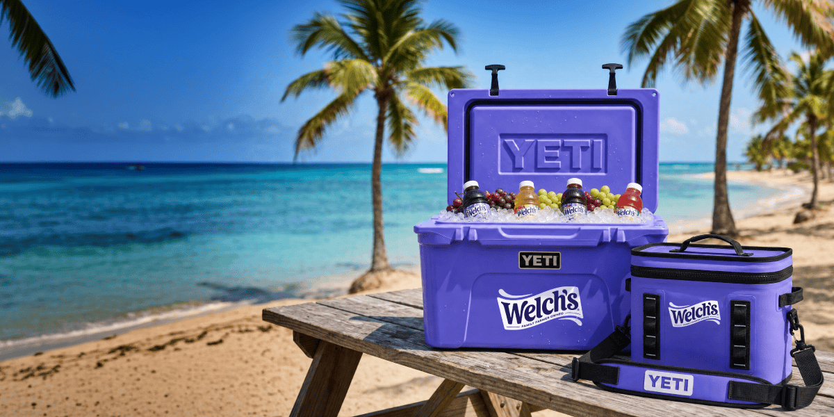 La confianza se cultiva - Welch's Variedad de botellas de jugos Welch's sobre una mesa de madera con un viñedo de fondo - Campaña la confianza se cultiva