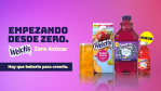 Los productos Welchs bien fríos. Un vaso visiblemente frío con hielo y jugo color amarillo es el tropical punch a su lado está un jugo refrigerado, a su lado otro empaque de 64 oz y por último un conveniente jugo en 10 oz de strawberry.