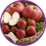 Vemos unas manzanas y fresas en una canasta.