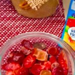 Tazón transparente lleno de gomitas rojas caseras hechas con jugo de frutas.